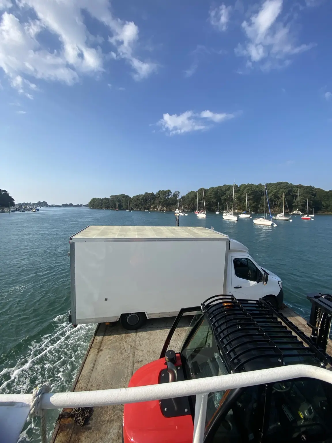 Camion Déménagez Zen sur le ferry vers l’Île-d’Arz en Bretagne