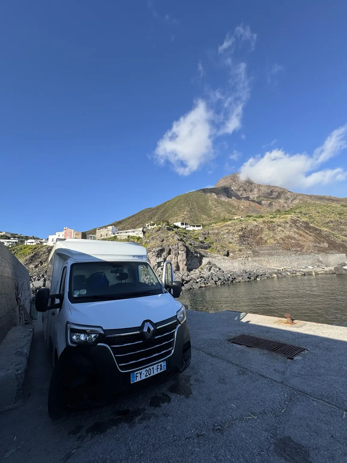 Camion de déménagement au pied du volcan Stromboli en Italie